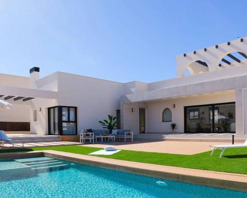 HISZPANIA Luksusowa willa z prywatnym basenem i solarium w prestiżowej lokalizacji