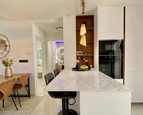 HISZPANIA Nowoczesny apartament z przestronnym tarasem – idealne miejsce do życia, relaksu i inwestycji!