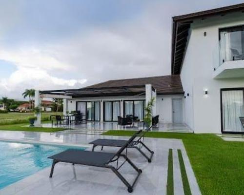 DOMINIKANA / Willa 4 sypialnie z prywatnym basenem w La Estancia – przestrzeń, prestiż i tropikalny komfort