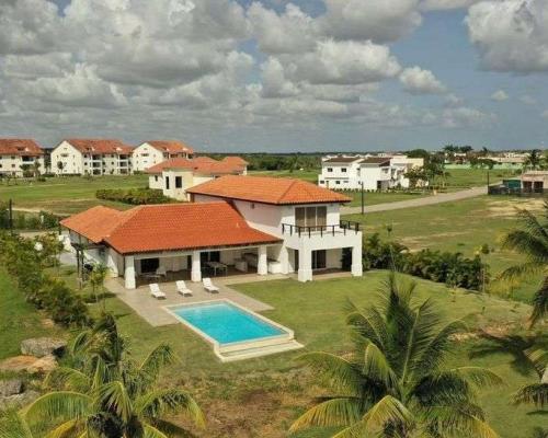 DOMINIKANA / Luksusowa willa 4 sypialnie z basenem w La Estancia Golf – prestiż i komfort w tropikach
