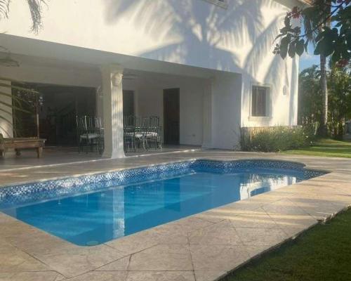 DOMINIKANA / Przestronna willa 4 sypialnie w San Rafael del Yuma – komfort i przestrzeń w tropikach