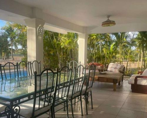 DOMINIKANA / Przestronna willa 4 sypialnie w San Rafael del Yuma – komfort i przestrzeń w tropikach